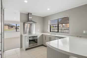 3 Percy Kinsman Crescent, Riverstone Terraces