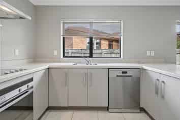 3 Percy Kinsman Crescent, Riverstone Terraces