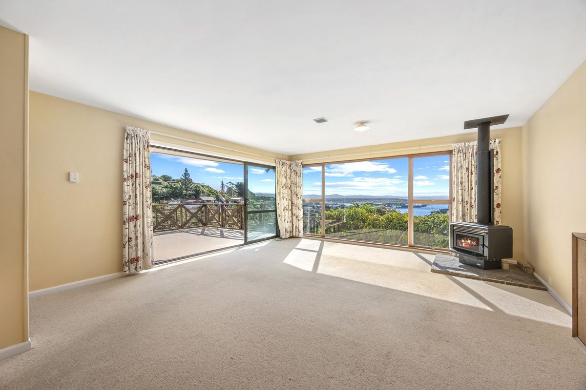 Mount Pleasant Home With Spectacular Views For a 6 Month Tenancy! - Vista 3