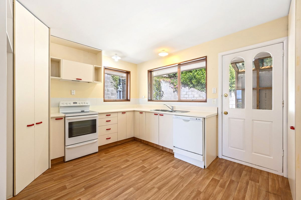 Mount Pleasant Home With Spectacular Views For a 6 Month Tenancy! - Vista 2