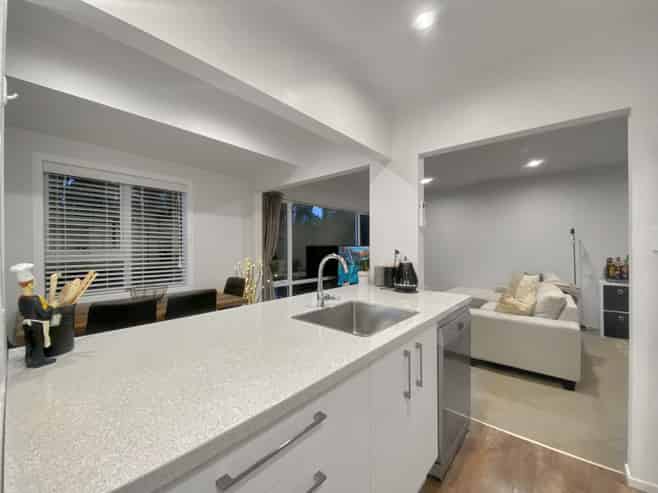 12 Glen Alton Avenue, Paparangi