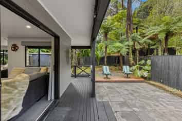 420 Scenic Drive, Waiatarua