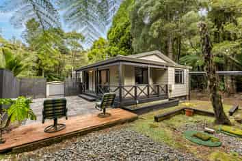 420 Scenic Drive, Waiatarua