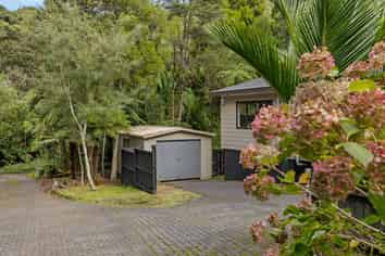 420 Scenic Drive, Waiatarua