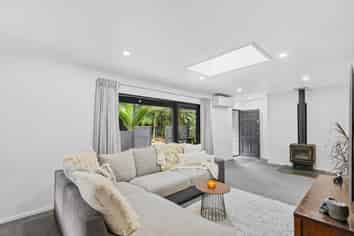 420 Scenic Drive, Waiatarua