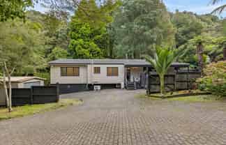 420 Scenic Drive, Waiatarua