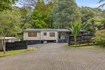 420 Scenic Drive, Waiatarua