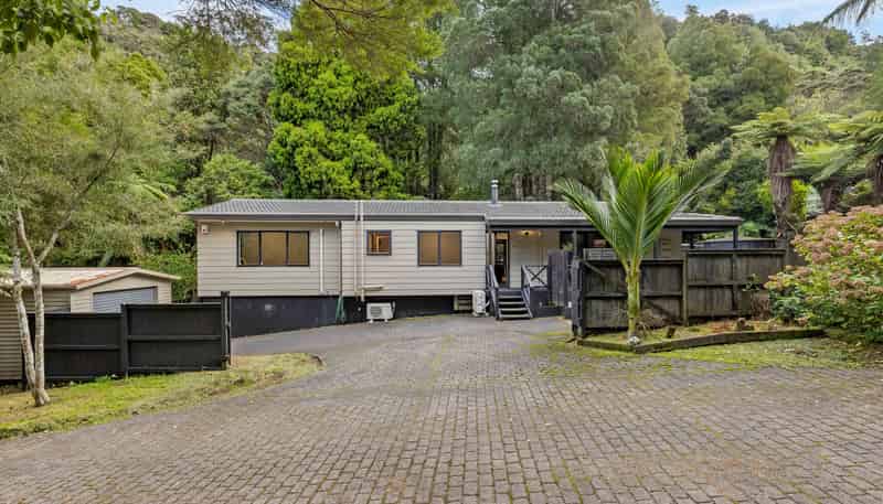 420 Scenic Drive, Waiatarua