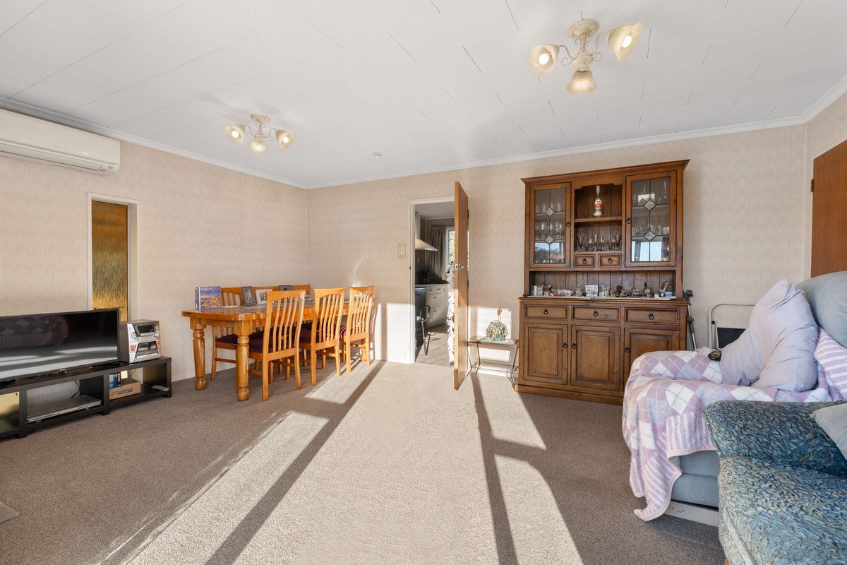 Sunny, Spacious Living & A Garage! - Ansicht 5
