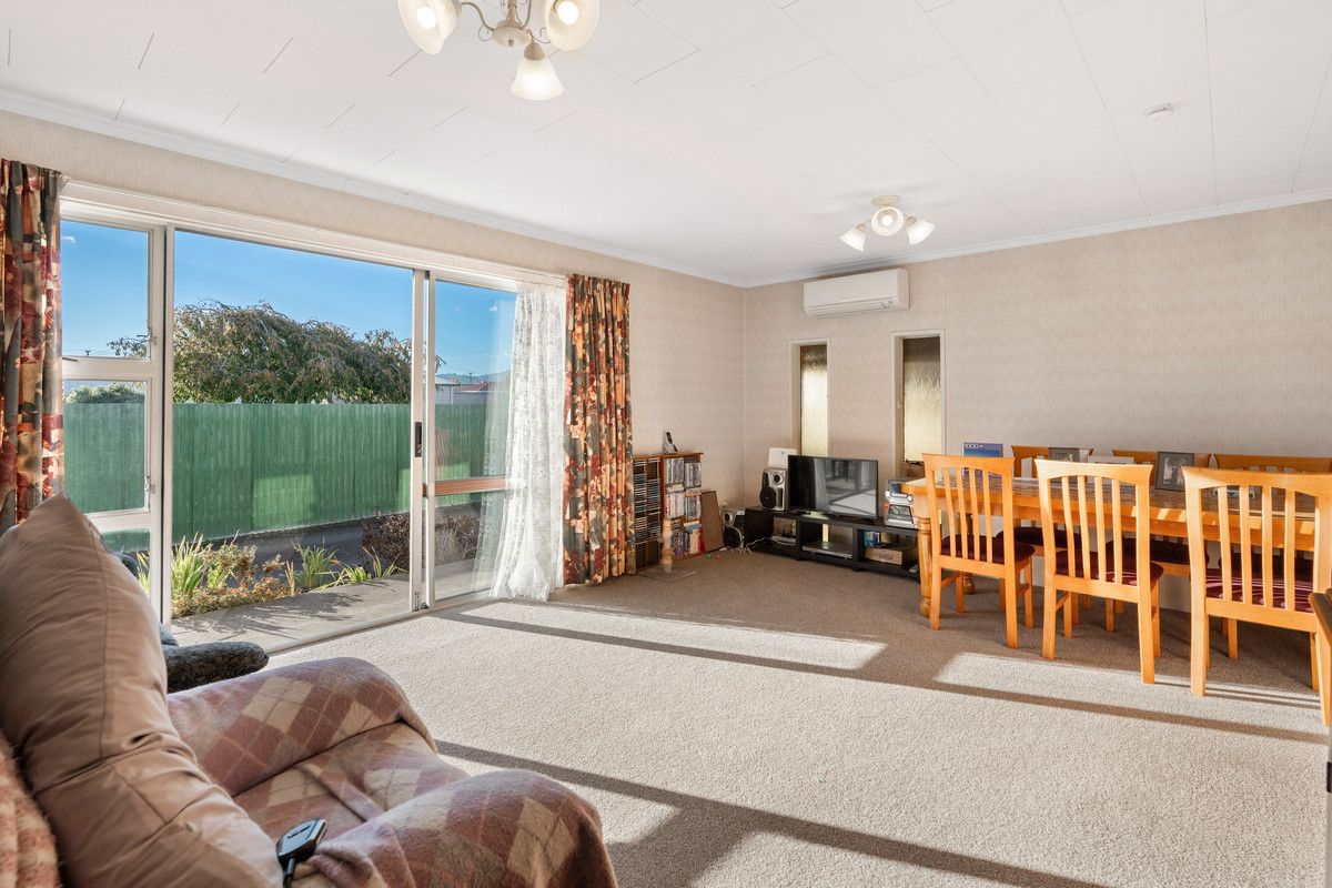 Sunny, Spacious Living & A Garage! - Ansicht 4