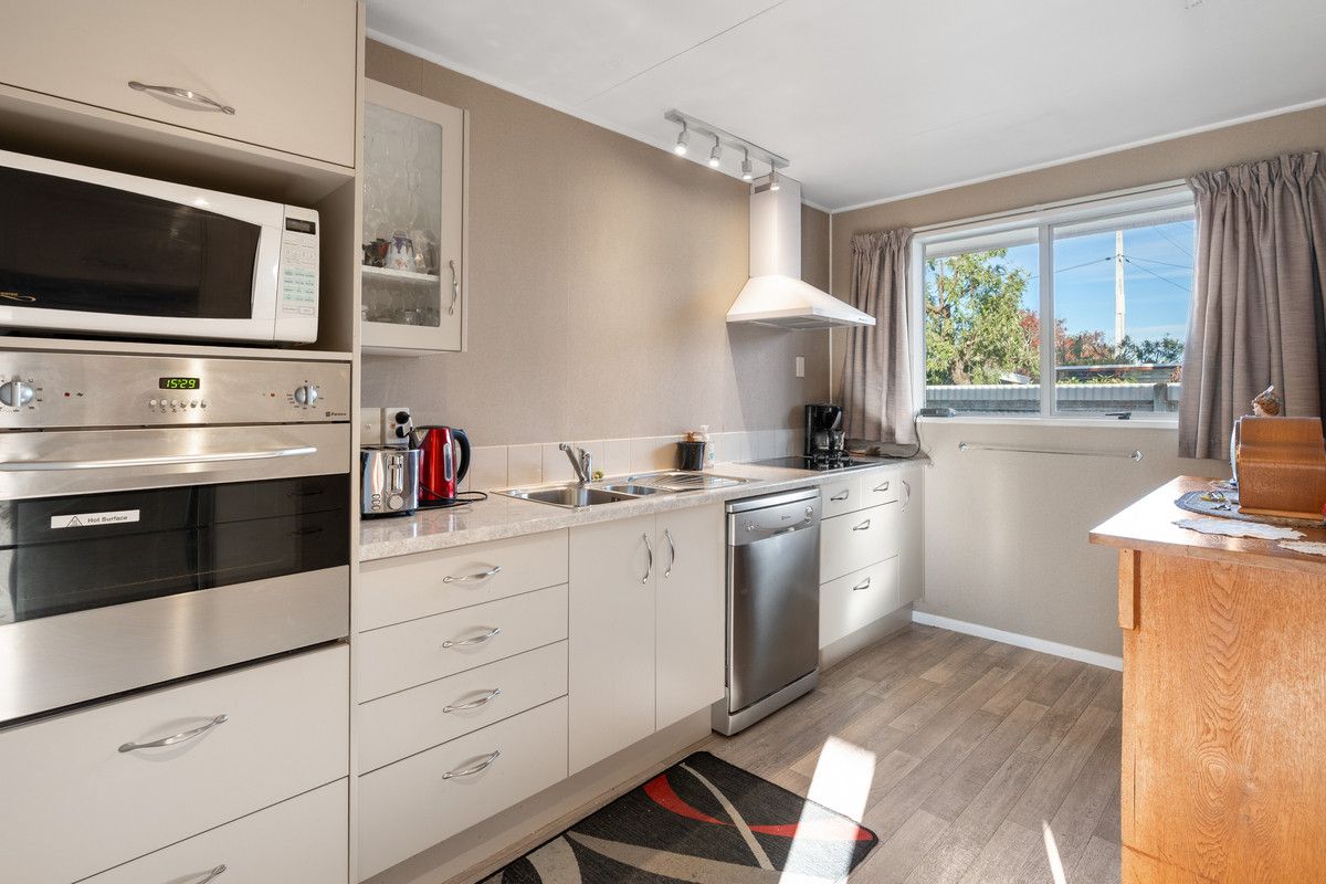 Sunny, Spacious Living & A Garage! - Ansicht 6