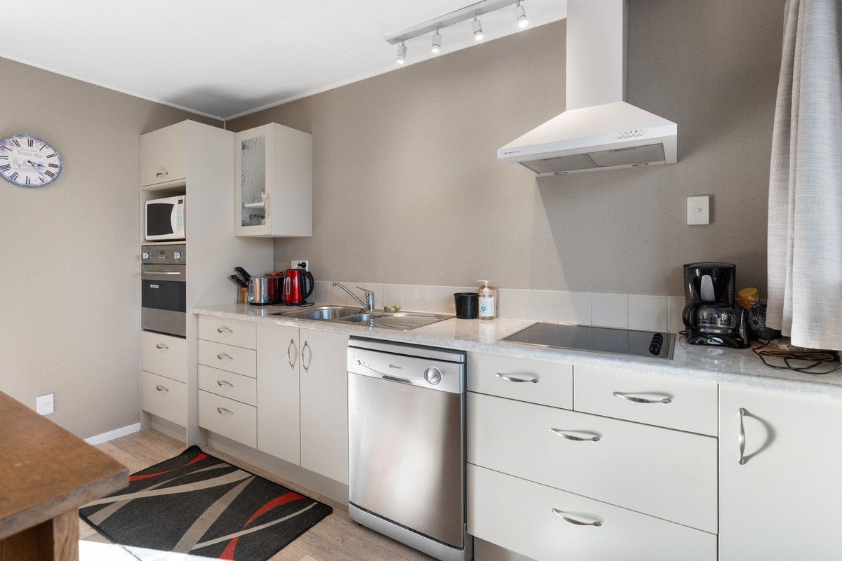 Sunny, Spacious Living & A Garage! - Ansicht 2