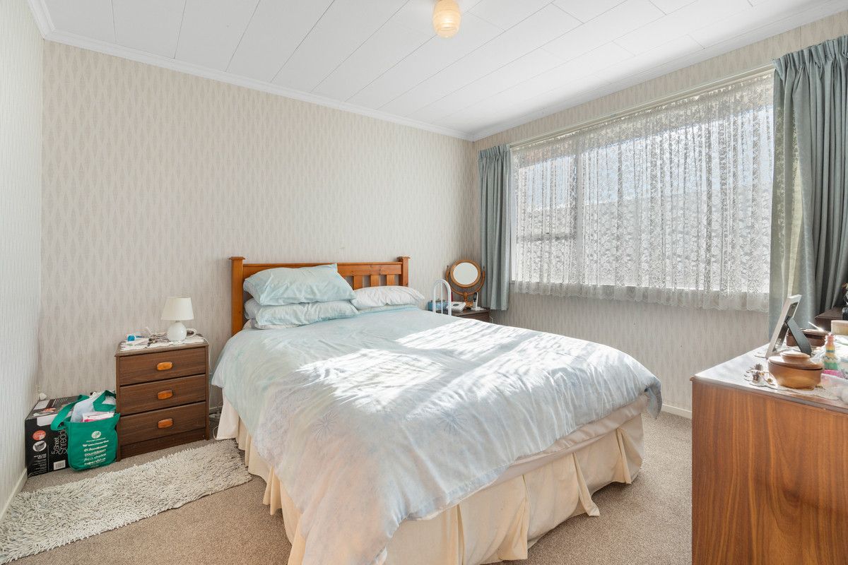Sunny, Spacious Living & A Garage! - Mehr
