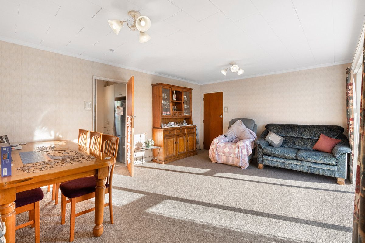 Sunny, Spacious Living & A Garage! - Ansicht 3