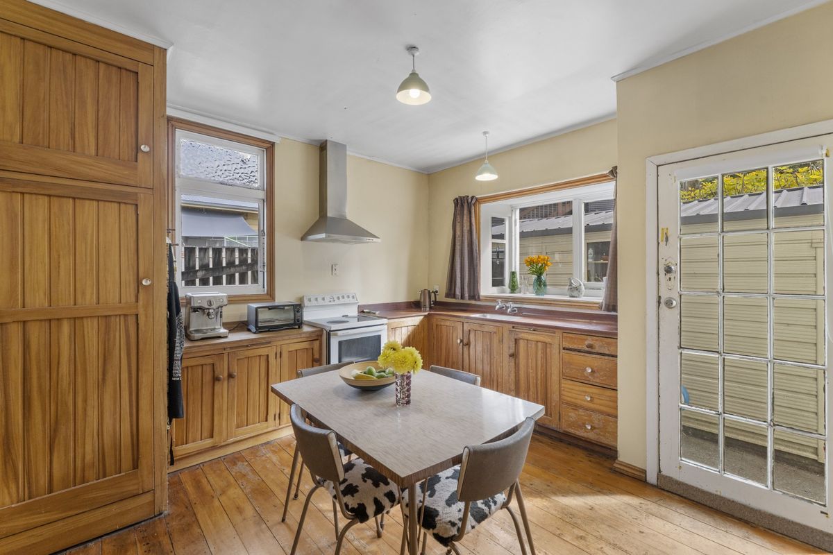 Character Home In Popular Location! - Mehr
