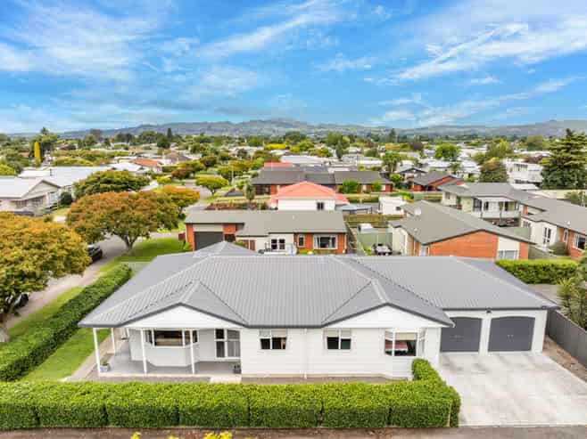 901B Dufferin Street, Akina