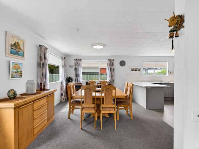 901B Dufferin Street, Akina