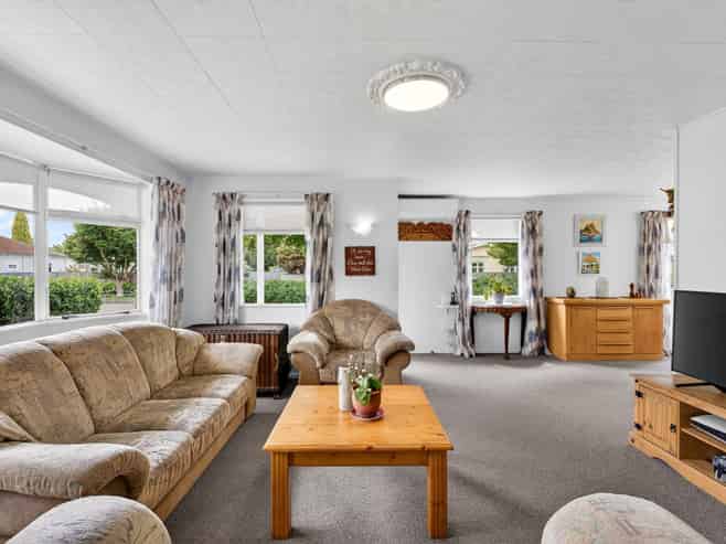 901B Dufferin Street, Akina