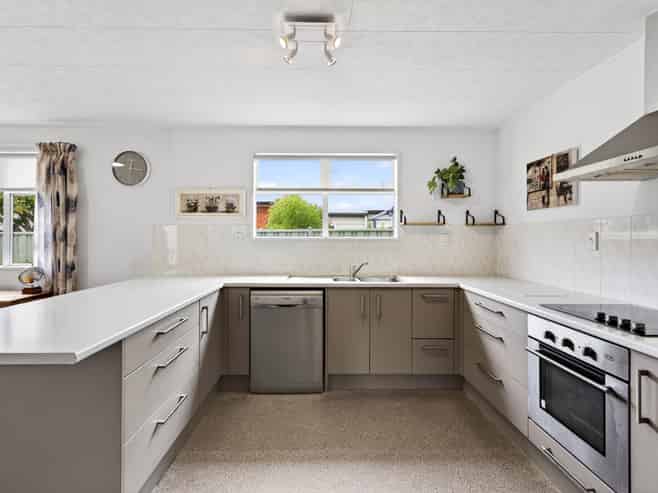901B Dufferin Street, Akina