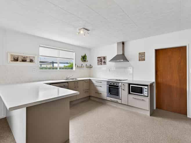 901B Dufferin Street, Akina