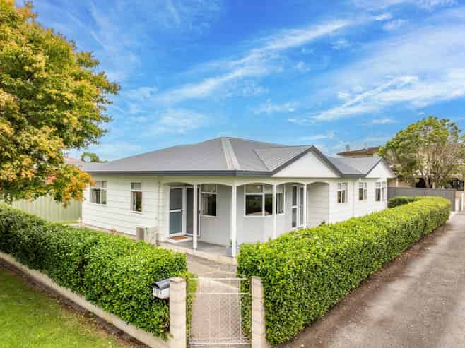 901B Dufferin Street, Akina