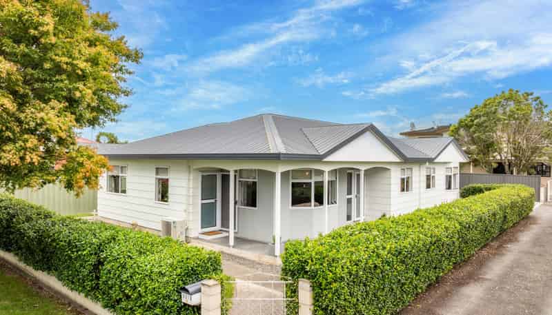 901B Dufferin Street, Akina