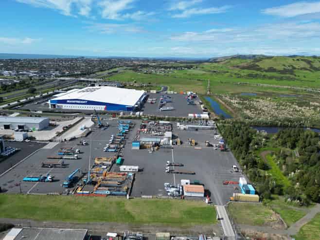 Large bulk storage yard - fenced & sealed