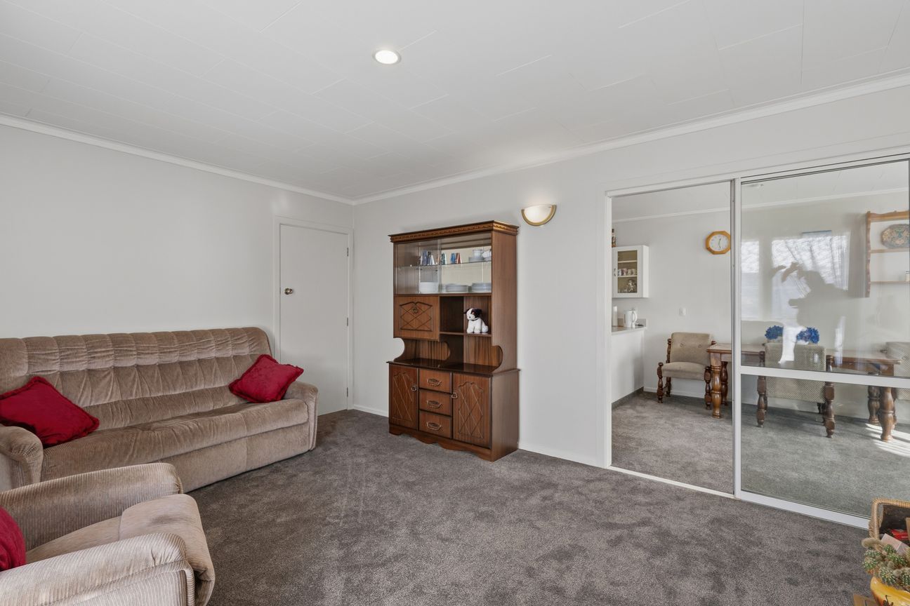 Spacious Family Living with Versatile Layout – další