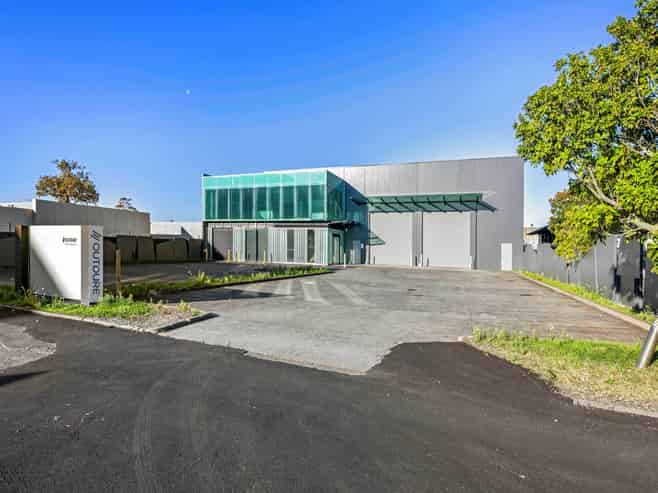STANDALONE WAREHOUSE OF 2,558M²
