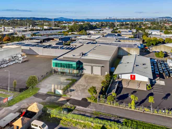 STANDALONE WAREHOUSE OF 2,558M²

