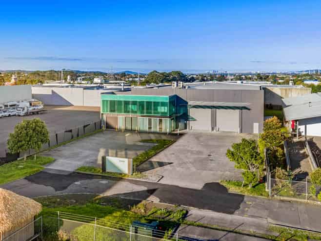 STANDALONE WAREHOUSE OF 2,558M²
