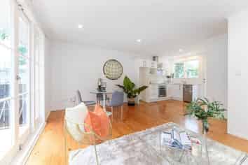 2/4 Leonard Road, Mount Wellington