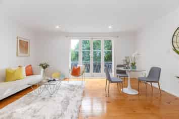 2/4 Leonard Road, Mount Wellington