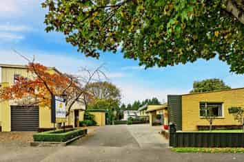 Golden Leaf Apartment Motels – Inner City FHGC 