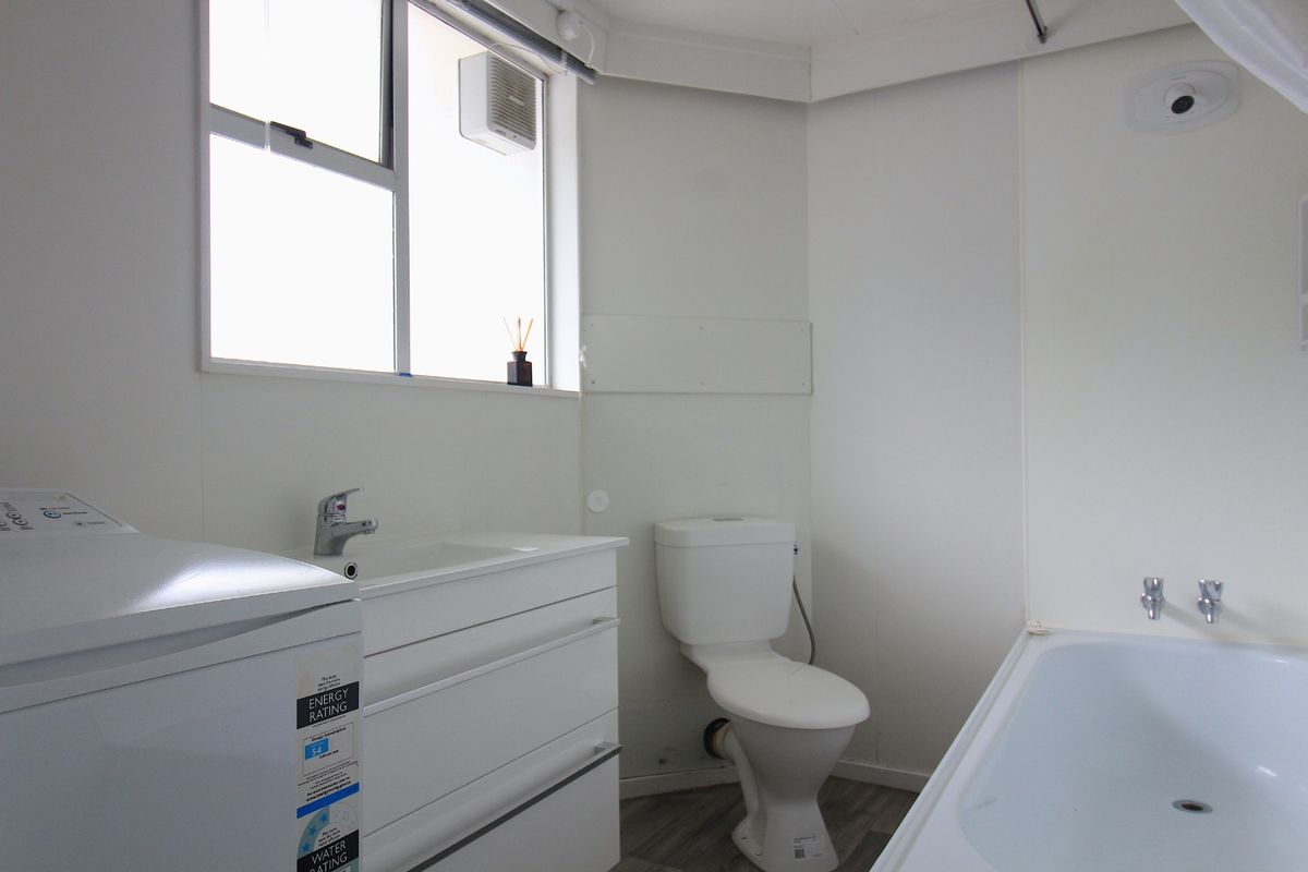 Freshly painted, new carpet, one bedroom apartment - Mehr