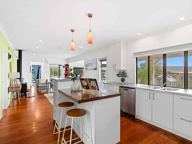50 Kahukura Avenue, WAITARERE BEACH