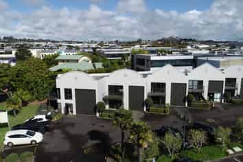 Live and work office/warehouse offered for sale