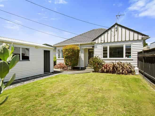 10a Marina Grove, Belmont