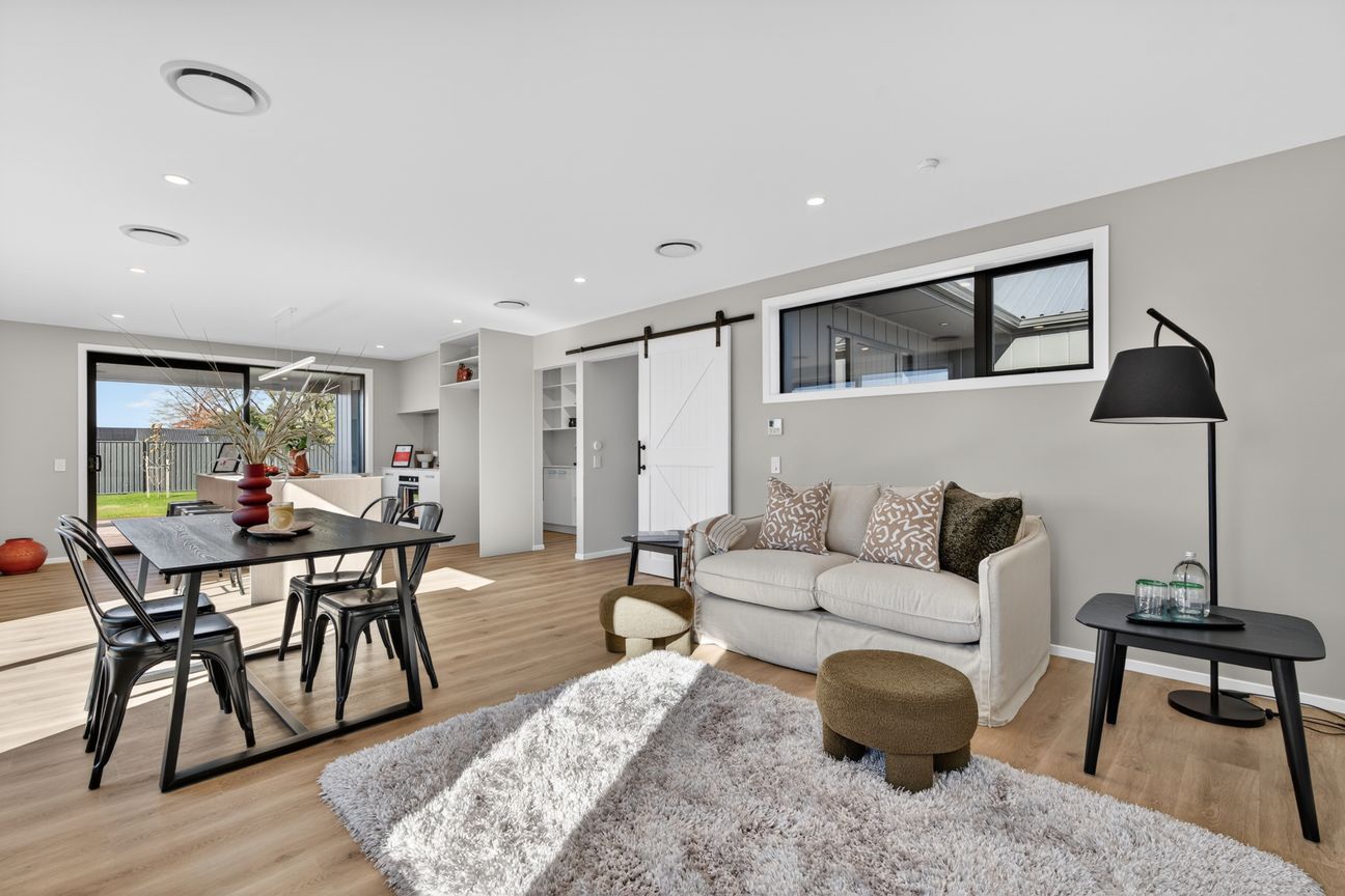 Brand New Striking Home! BEO $1,049,000 - Widok 6