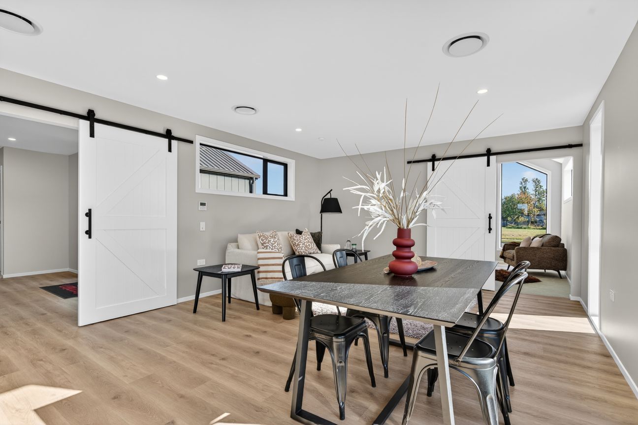 Brand New Striking Home! BEO $1,049,000 - Widok 5