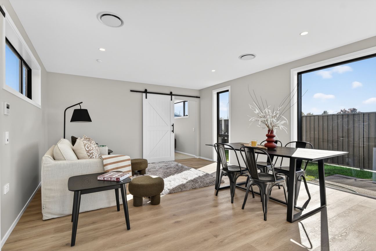 Brand New Striking Home! BEO $1,049,000 - Więcej