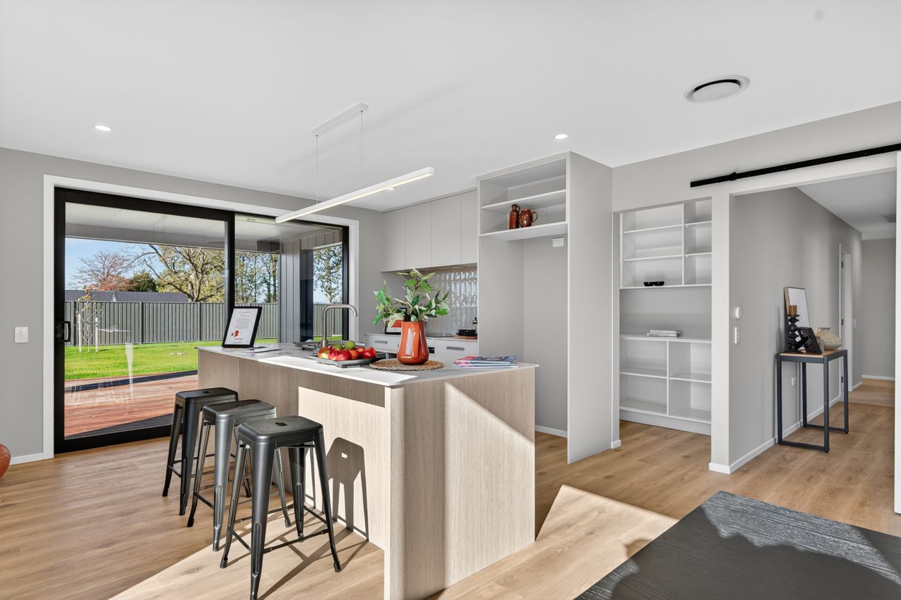 Brand New Striking Home! BEO $1,049,000 - Widok 2