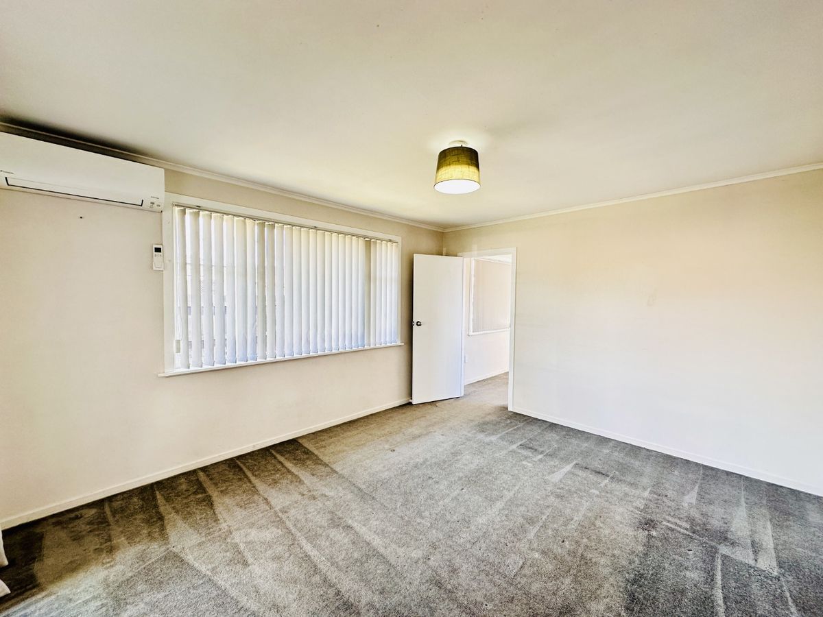 Spacious 4 Bedroom Family Home in Convenient Papakura Location – $770 per week - Lawns Included - Widok 5
