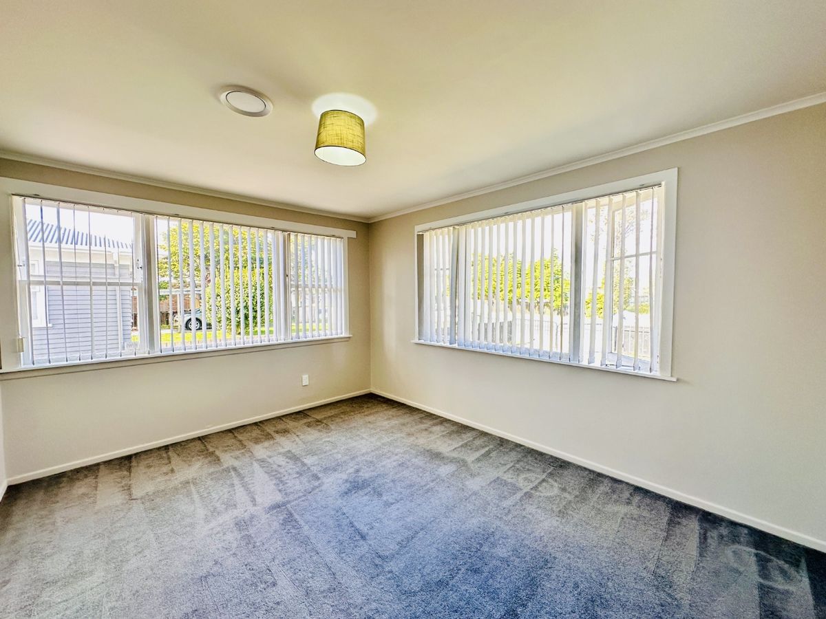 Spacious 4 Bedroom Family Home in Convenient Papakura Location – $770 per week - Lawns Included - Widok 6