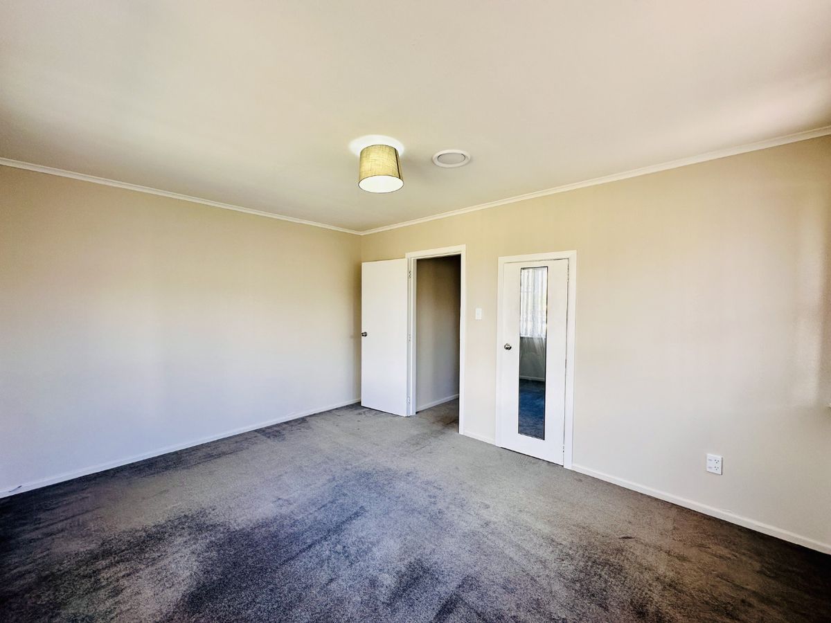 Spacious 4 Bedroom Family Home in Convenient Papakura Location – $770 per week - Lawns Included - Więcej