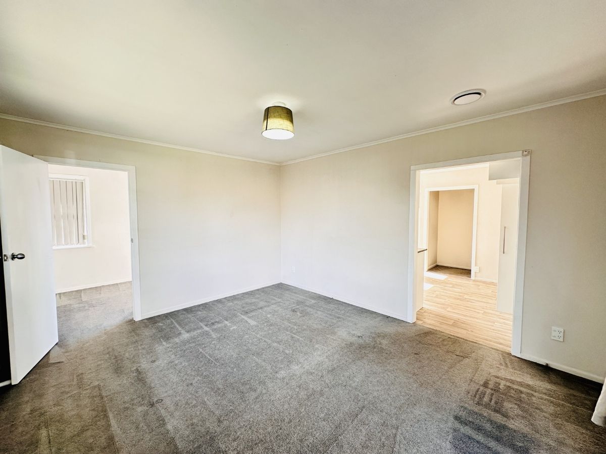 Spacious 4 Bedroom Family Home in Convenient Papakura Location – $770 per week - Lawns Included - Widok 4