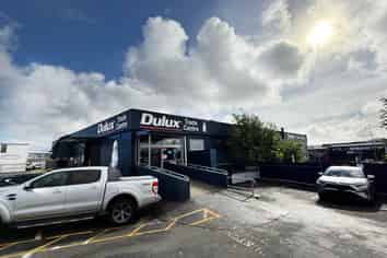 HIGH PROFILE SHOWROOM / WAREHOUSE
