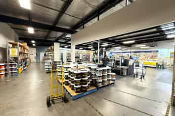 HIGH PROFILE SHOWROOM / WAREHOUSE
