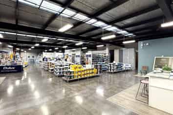 HIGH PROFILE SHOWROOM / WAREHOUSE
