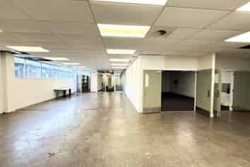 HIGH PROFILE SHOWROOM / WAREHOUSE
